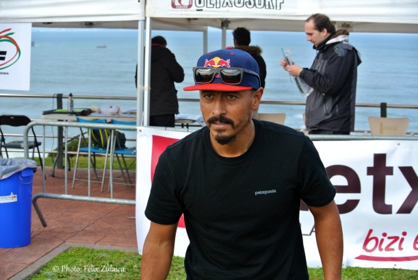 El chileno Ramón Navarro, especialisat mundial en olas grandes, quedó 2º. Muy majo el.