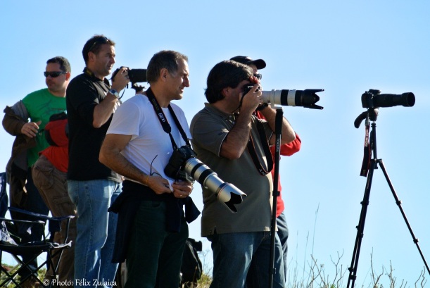 El fotógrafo Txetxu Berruezo y otros amigos, atentos.