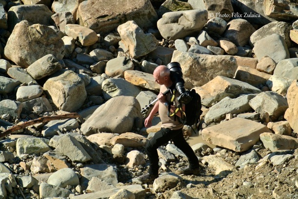 El fotografo Vincent West, de Reuters, bajó hasta las rocas. Allí el ángulo era mejor para realzar el tamaño de las olas. Aunque tenía su riesgo.