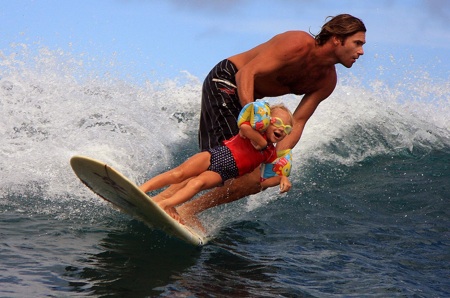 Sion Milosky con su hija disfrutando del mar.