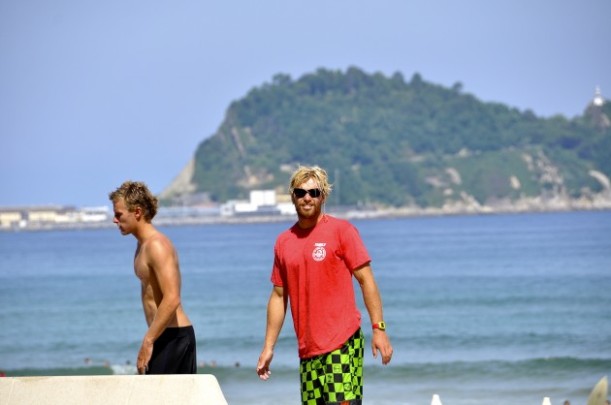 Patrick y Tanner Gudauskas en Pukas Surf Eskola, en Zarautz.