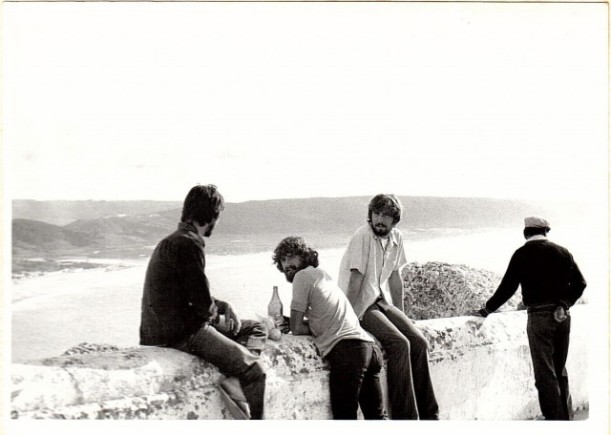 José Joaquín, Carlos y el autor en O Sitio, encima de Nazaré y cerca de North Canyon  o Praia Norte. Foto: Marcos Villanueva