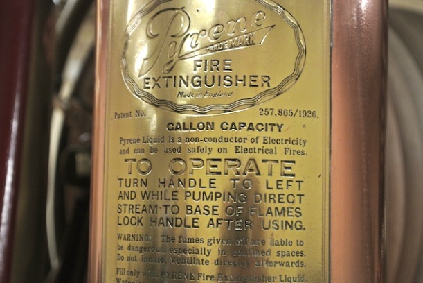 El extintor del coche de bomberos, que detalle.